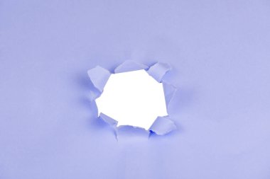 Kenarları yuvarlanmış, içi boş yırtık kağıt. Beyaz fotokopi alanı olan yırtık kağıt. İletiniz için boş alan.