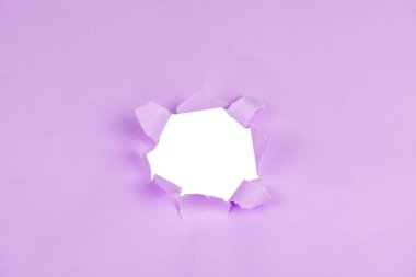 Kenarları yuvarlanmış, içi boş yırtık kağıt. Beyaz fotokopi alanı olan yırtık kağıt. İletiniz için boş alan.