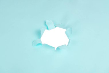 Kenarları yuvarlanmış, içi boş yırtık kağıt. Beyaz fotokopi alanı olan yırtık kağıt. İletiniz için boş alan.