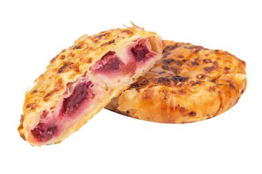 Beyaz arka planda izole edilmiş kirazlı ve krem peynirli çöl pastası.