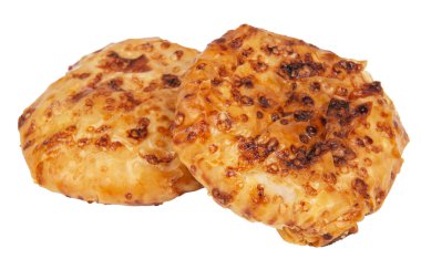 Beyaz arka planda izole edilmiş kirazlı ve krem peynirli çöl pastası.