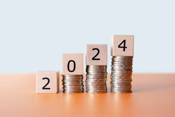 Yıl 2024 ve yatırım planı konsepti. Soyut nesneler