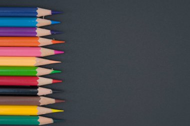 Siyah Arkaplanda Renkli Kalemler Düzenlendi