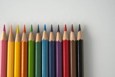 Beyaz Arkaplanda Düzenlenmiş Renkli Kalemler