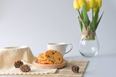 Beyaz arka planda pirinç krakerleri ve masa dekorasyonları.