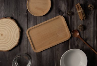 Boş tepsi ve tabaklar ekonominin çöküşünü gösteriyor. İnsanların harcayacak enerjisi yok..