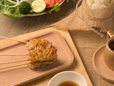 Tayland 'da kolayca bulunabilen ızgara domuz eti ve pilav..