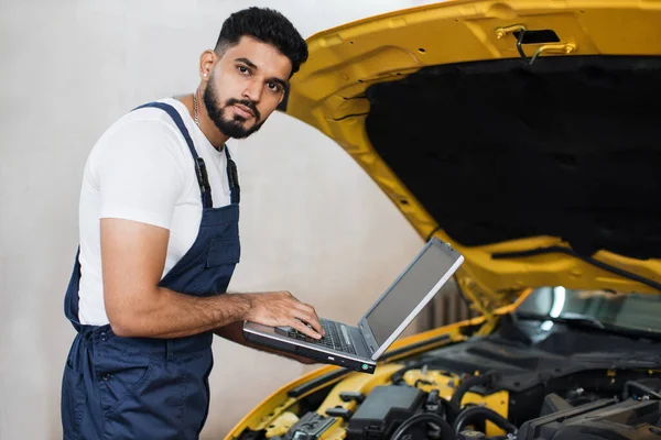 Der Bärtige Mechaniker Mit Laptop Sammelt Während Seiner Arbeit Der — Stockfoto