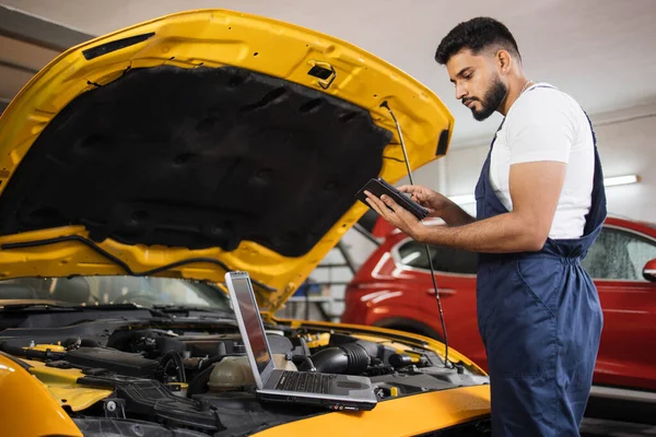 Serious Focused Man Car Technician Mechanic Repairing Car Problem Engine — Stock Photo, Image