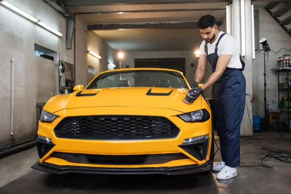 Potret Lengkap Pria Tampan Muda Pekerja Layanan Auto Detailing Memegang — Stok Foto