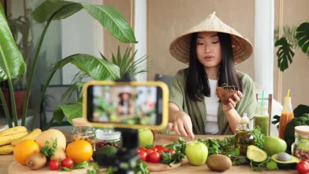 Egészséges Étel Hogy Erősítse Immunrendszert Gyönyörű Mosolygós Ázsiai Fiatal Blogger — Stock videók
