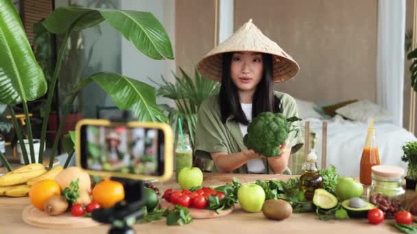 아시아 애호가들은 전통적 모자를 자신의 비디오 블로그를 워들에게 실시간으로 스트리밍하며 — 비디오