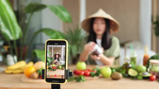 Concentrează Ecranul Smartphone Frumos Zâmbitor Asiatic Tânără Blogger Pălărie Tradițională — Videoclip de stoc