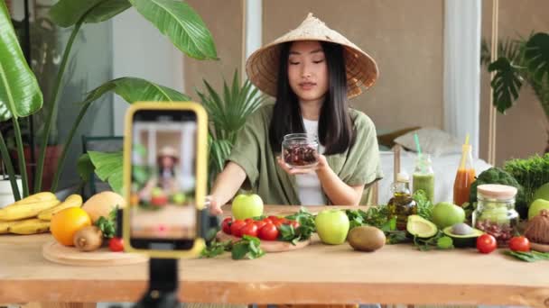 Egzotyczna Tropikalna Koncepcja Zdrowej Żywności Piękny Uśmiechnięty Azjatycki Młoda Kobieta — Wideo stockowe