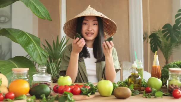 Radosna Azjatycka Kobieta Tradycyjnym Stożkowym Kapeluszu Robi Sałatkę Warzywną Owocową — Wideo stockowe