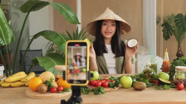 Neşeli Asyalı Kadın Vlogger Pişiriyor Takipçilerine Canlı Yayın Yapıyor Avokado — Stok video