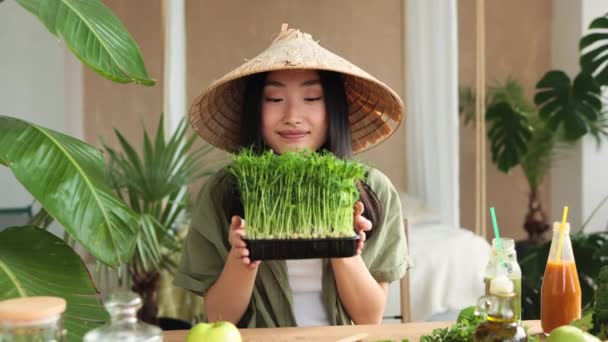 Радісна Азіатка Традиційному Конічному Капелюсі Робить Салат Овочевих Фруктів Мікрозелених — стокове відео