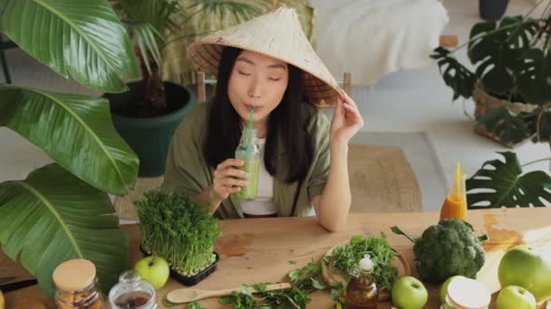 Hohe Blickwinkel Auf Junge Asiatische Frau Die Gesunde Tonic Smoothie — Stockvideo