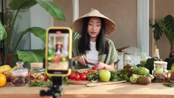 Młoda Azjatka Blogger Lub Twórca Treści Siekanie Pomidory Przygotowywanie Sałatki — Wideo stockowe