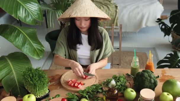 Hermosa Mujer Joven Asiática Sombrero Cónico Tradicional Está Rebanando Tomates — Vídeo de stock