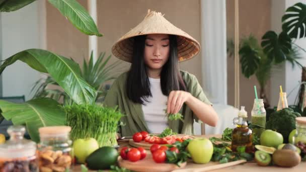 Krásná Asijská Mladá Žena Tradičním Kuželovitém Klobouku Krájí Listy Rukoly — Stock video