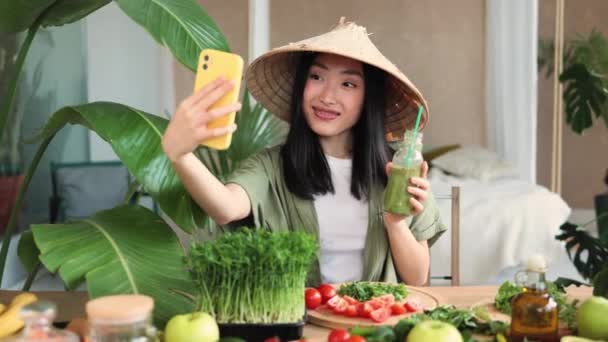 Joyeuse Femme Asiatique Chapeau Conique Traditionnel Faisant Des Smoothies Savourant — Video