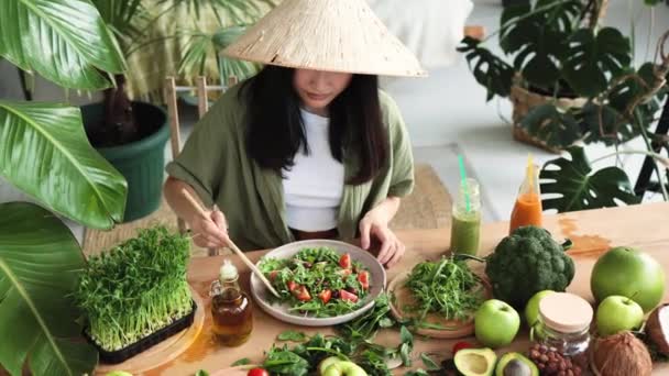 Hermosa Mujer Asiática Sombrero Cónico Tradicional Revuelve Ensalada Vegana Fresca — Vídeo de stock