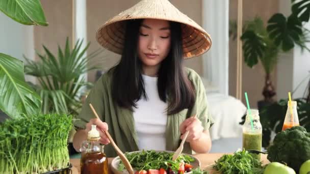 Szczęśliwa Młoda Piękna Azjatycka Kobieta Robi Zdrową Sałatkę Mieszając Posiekane — Wideo stockowe