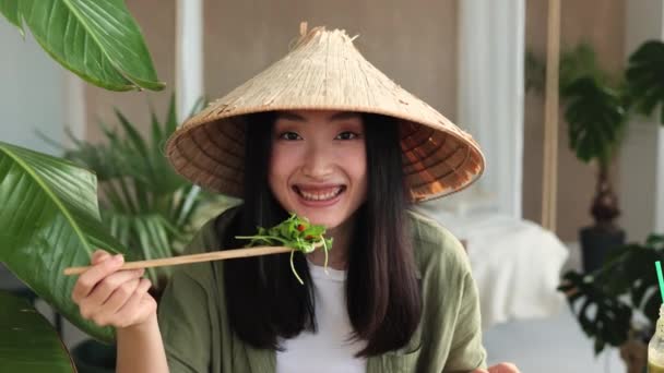 Vesel Drăguț Drăguț Tânără Asiatică Fericită Pălărie Tradițională Conică Mâncând — Videoclip de stoc