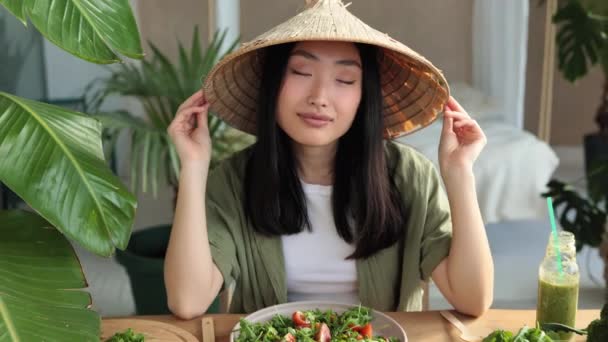 Mujer Asiática Joven Haciendo Ensalada Mientras Está Sentado Mesa Con — Vídeo de stock