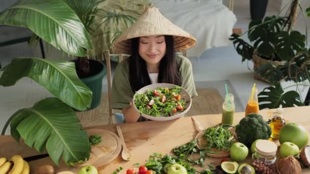 Jonge Aziatische Vrouw Met Vegetarische Salade Terwijl Aan Tafel Zit — Stockvideo