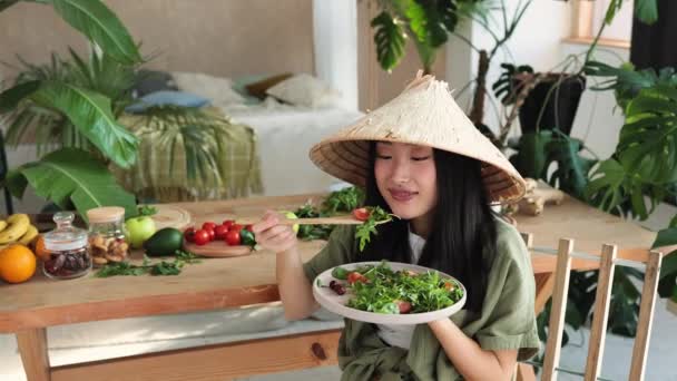 Piękna Młoda Azjatycka Kobieta Tradycyjnym Stożkowym Kapeluszu Gospodarstwa Jedzenia Zdrowej — Wideo stockowe