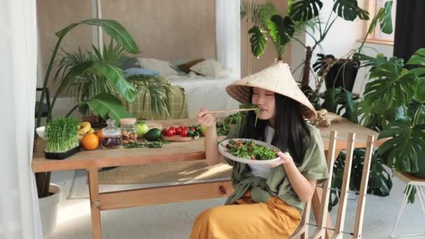Hermosa Mujer Asiática Joven Feliz Sombrero Cónico Tradicional Sosteniendo Comiendo — Vídeo de stock