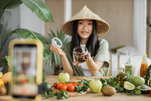 체계를 활성화시키기 아름다운 미소를 시안젊은 블로거 모자를 유기농 음식을 만들고 — 스톡 사진