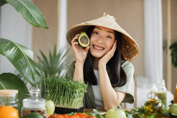Радостная Азиатка Традиционной Конической Шляпе Делает Овощной Фруктовый Салат Наслаждаясь — стоковое фото