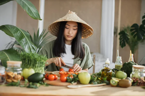 若いアジアの女性ブロガーやコンテンツ作成者は ビーガンサラダを準備し 電話でビデオを記録トマトを切り刻む スマートフォンでブログを記録しながら健康食品を調理する方法を示す魅力的な女性 — ストック写真