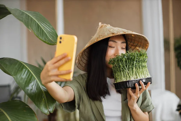 아름다운 아시아인 블로거는 전통적 모자를 미지근 샐러드를 만들고 리조트에 이국적 — 스톡 사진