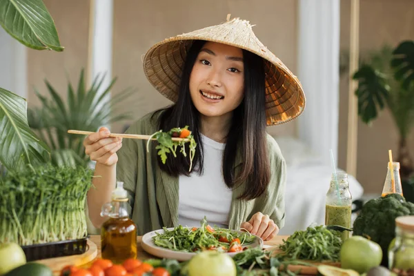 Весёлая Милая Счастливая Молодая Азиатка Традиционной Конической Шляпе Ест Здоровый — стоковое фото