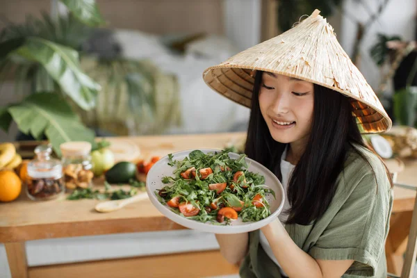 Mujer Asiática Alegre Sombrero Cónico Tradicional Sosteniendo Ensalada Saludable Verduras —  Fotos de Stock