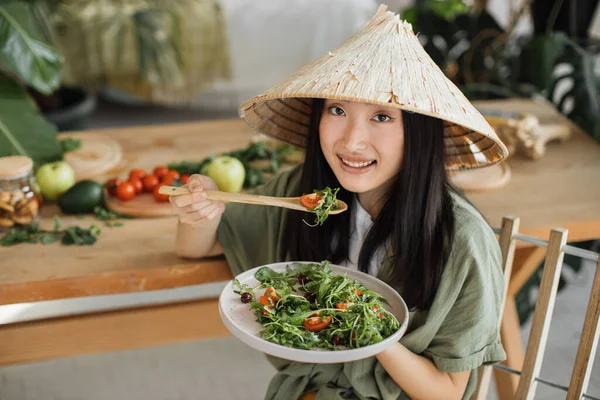 Закрыть Портрет Азиатской Женщины Традиционной Конической Шляпе Держащей Поедающей Здоровый — стоковое фото