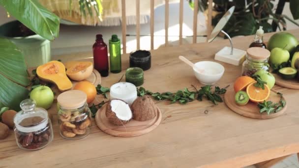 Evde Doğal Kozmetik Ürünleri Hazırlamak Için Çeşitli Malzemeler Ahşap Masada — Stok video