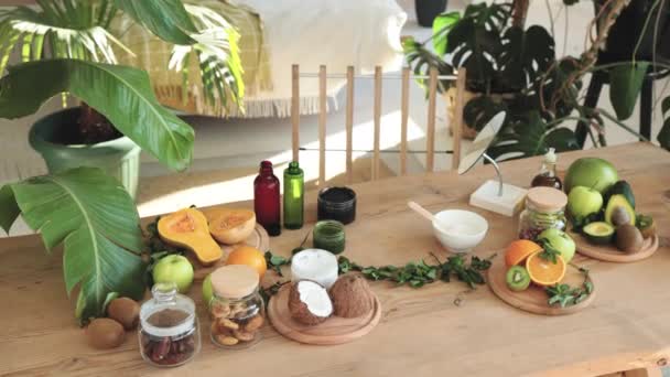 Różne Składniki Leżące Przy Drewnianym Stole Przygotowywania Naturalnych Kosmetyków Domu — Wideo stockowe