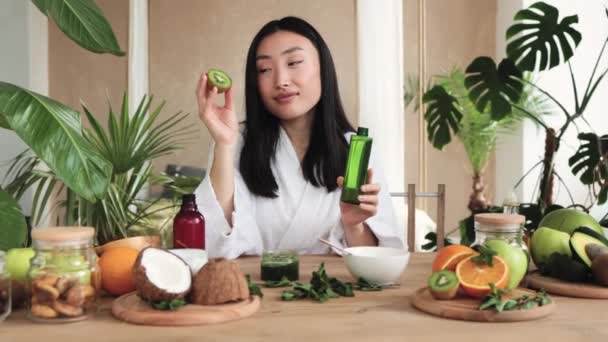 Kiwi Tonic Oil Haut Und Haarpflege Home Spa Konzept Nahaufnahme — Stockvideo