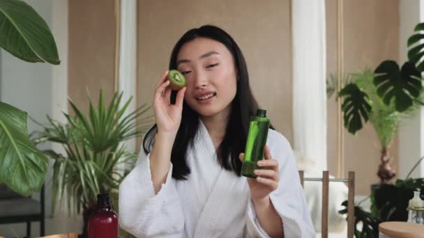 피부에 이국적 스튜디오 영양가있는 마스크 만드는 아름다운 아시아 소녀의 — 비디오