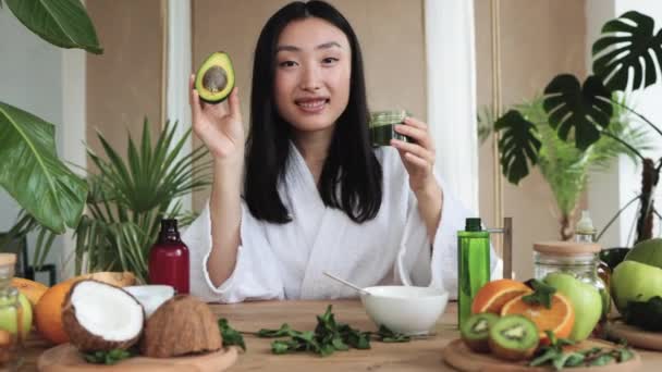 Mujer Asiática Feliz Sosteniendo Cristalería Con Masa Jabón Verde Derretido — Vídeo de stock