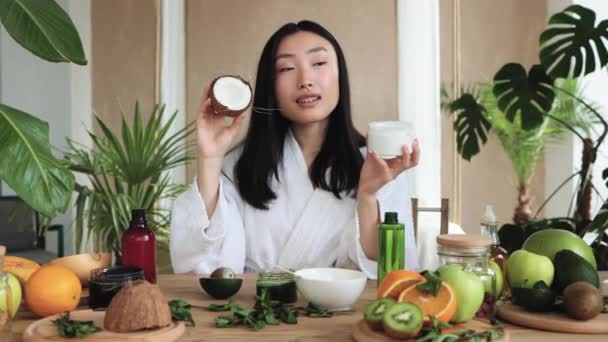 Blogger Eller Innehåll Skapare Asiatisk Kvinna Förbereder Naturliga Kosmetika Hemma — Stockvideo