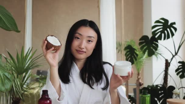 Blogger Content Creator Asian Woman Preparing Natural Cosmetics Home Holding — Vídeo de stock
