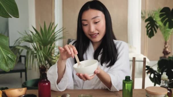 Beyaz Bornozlu Güzel Bir Asyalı Kadın Ahşap Masada Oturmuş Çeşitli — Stok video