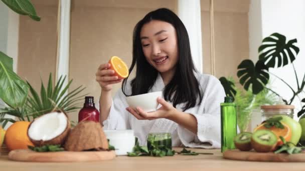 Krásná Asijská Žena Připravuje Krém Pomocí Pomeranče Pro Péči Pleť — Stock video