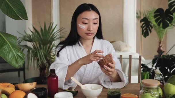 Blogger Vagy Tartalom Alkotó Ázsiai Készül Alkalmazó Természetes Kozmetikumok Otthon — Stock videók
